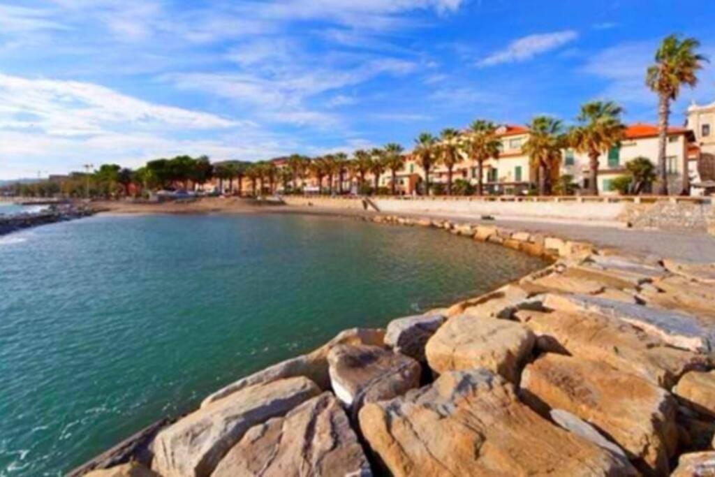 Appartamento 50 Mt Mare Con Parcheggio Riservato Riva Ligure Luaran gambar