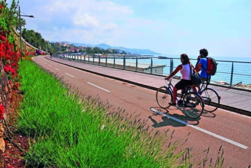 Appartamento 50 Mt Mare Con Parcheggio Riservato Riva Ligure Luaran gambar